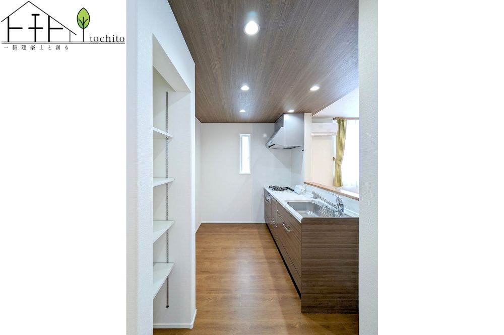 柔らかな雰囲気が魅力的な対面式キッチンはすっきり広々感じられる空間に。キッチン横に収納スペースを設置する事でいつでもサッと片付く状態をキープ☆