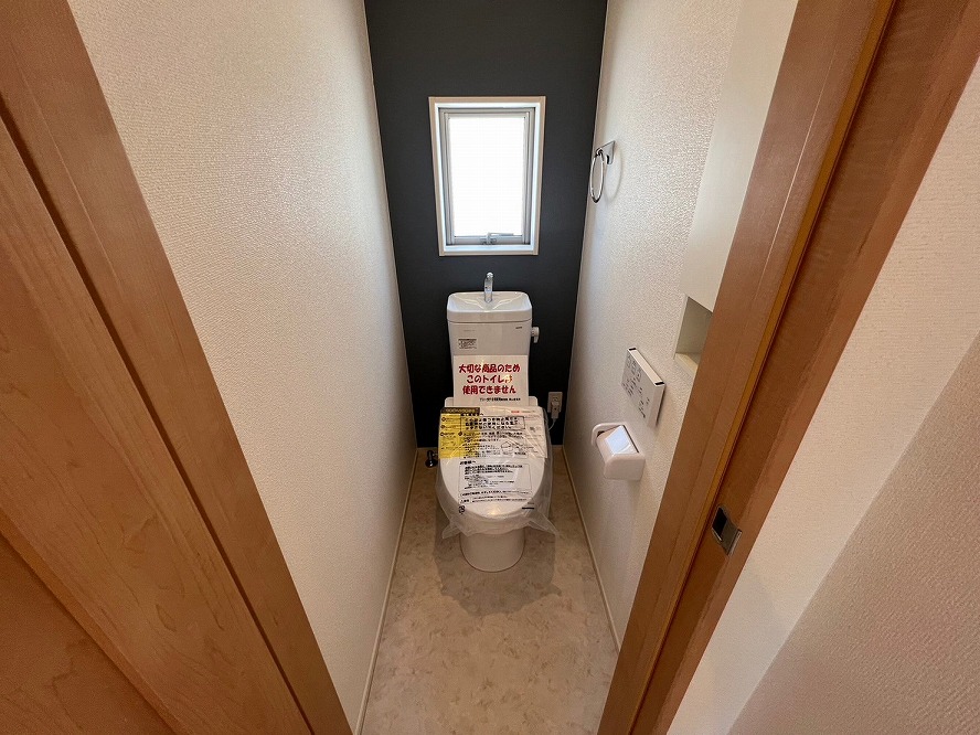 清潔感のあるトイレ。2階にも設置しているので階段を上り下りする手間も省けるのもポイントです。