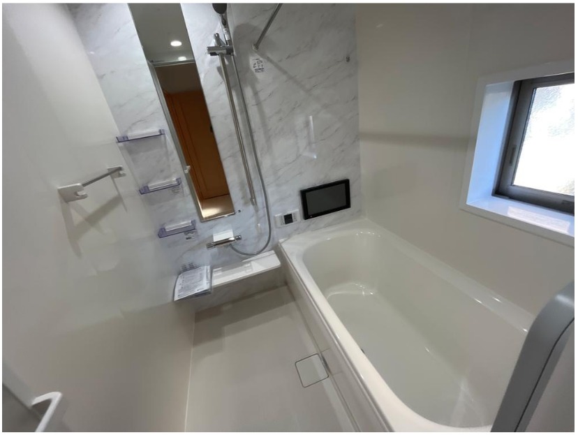 バスルームは暖かさの残る保温浴槽やスイッチシャワーなど機能性にも配慮した設計です