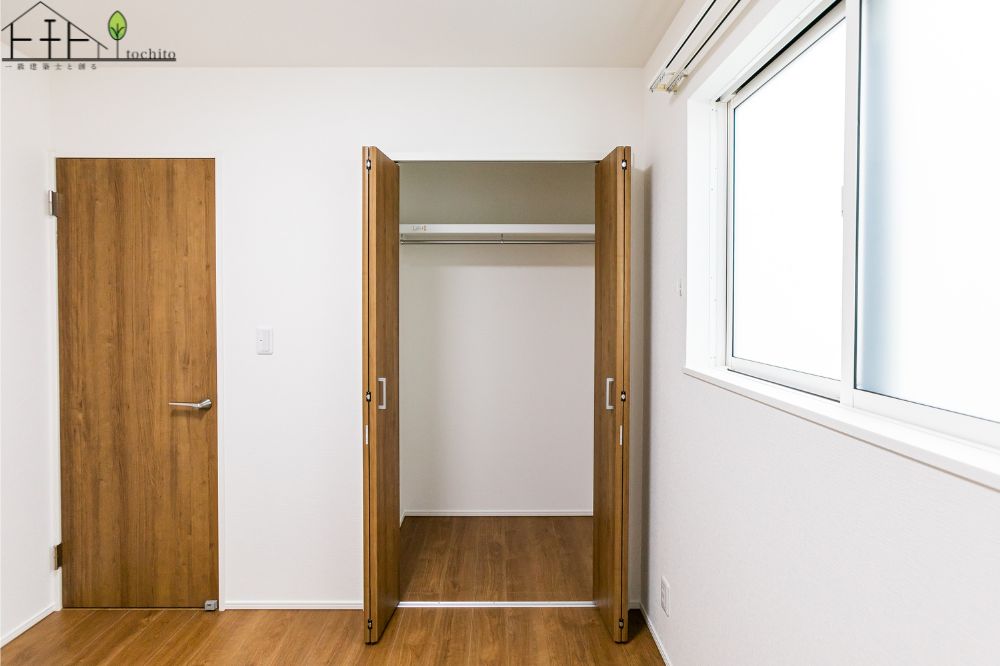 全室収納あり。それぞれの部屋にスペースがあるのでプライベートな荷物でも身近に置くことが出来ます。