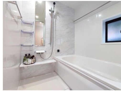 バスルームは暖かさの残る保温浴槽やスイッチシャワーなど機能性にも配慮した設計です。
